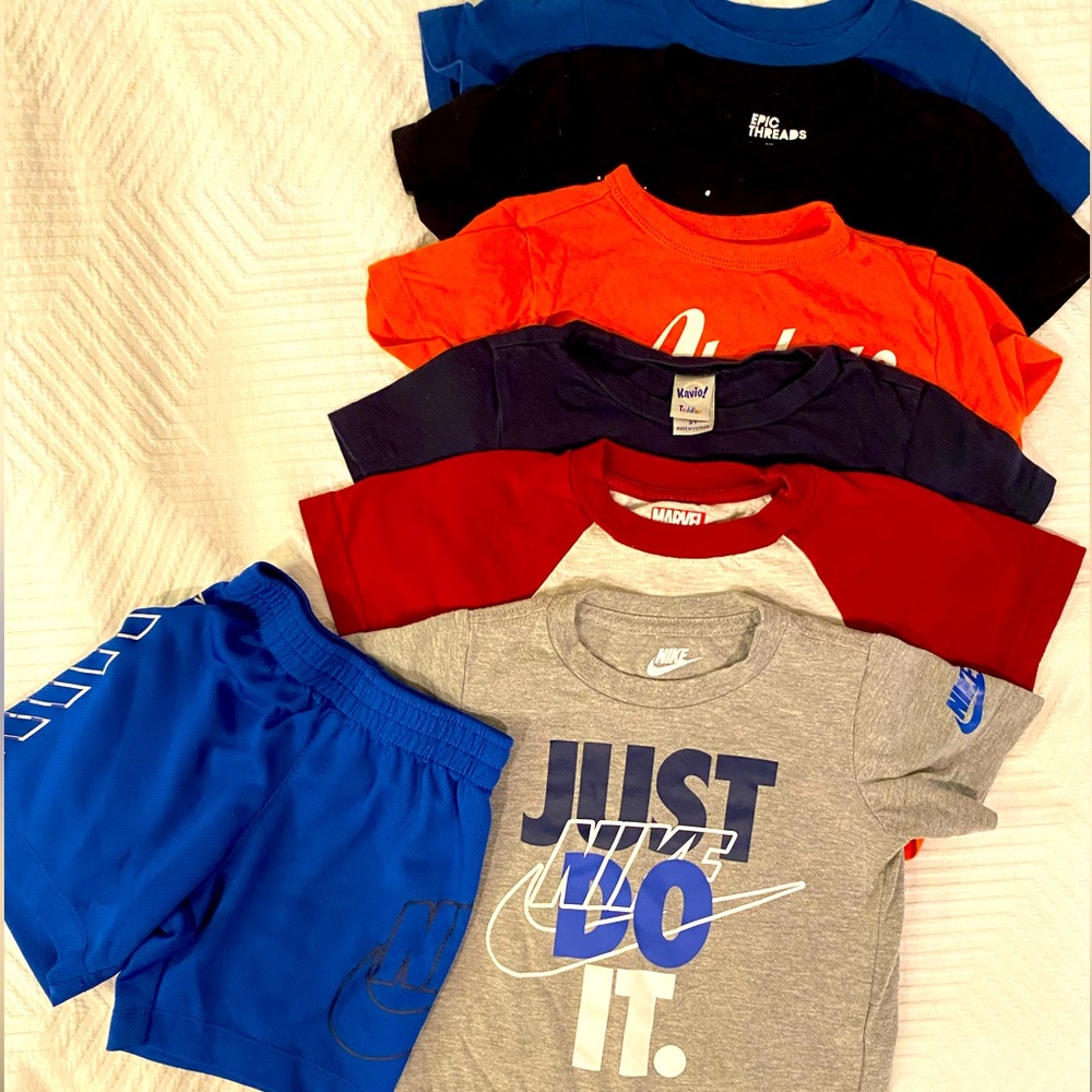 Boys graphic t-shirt lot (3T)